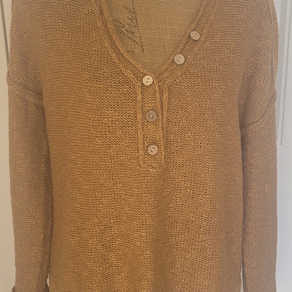 BUCKLE(BKE) Henley V-Neck Sweater, NWT, S(Ovwrsized), Dijon Color, Multi-Seasons